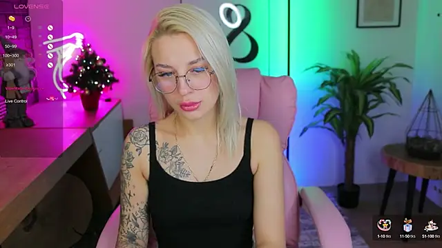 Snapshot of Crystal_Barbie chatting on January 8, 11:52 pm Crystal Barbie online show from January 8, 11:52 pm
