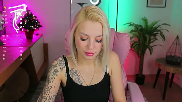Snapshot of Crystal_Barbie chatting on January 15, 2:27 am Crystal Barbie online show from January 15, 2:27 am