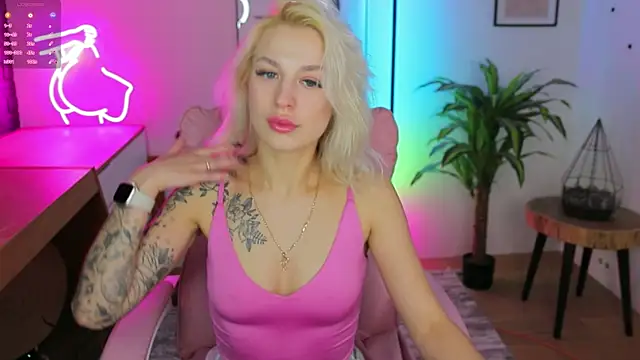 Snapshot of Crystal_Barbie chatting on February 8, 1:43 am Crystal Barbie online show from February 8, 1:43 am