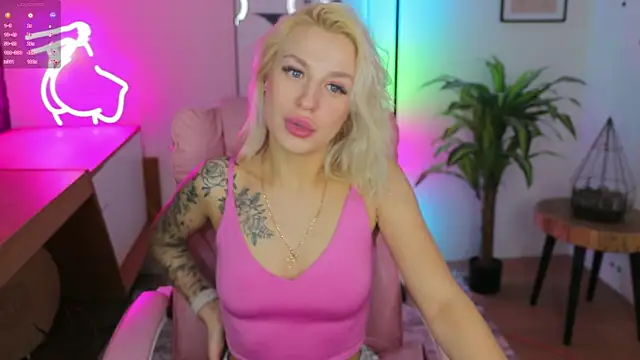 Snapshot of Crystal_Barbie chatting on February 8, 4:57 am Crystal Barbie online show from February 8, 4:57 am