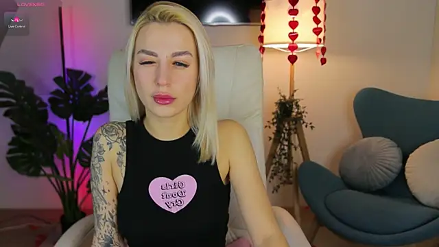 Snapshot of Crystal_Barbie chatting on February 24, 7:30 pm Crystal Barbie online show from February 24, 7:30 pm