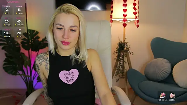 Snapshot of Crystal_Barbie chatting on February 25, 1:41 am Crystal Barbie online show from February 25, 1:41 am