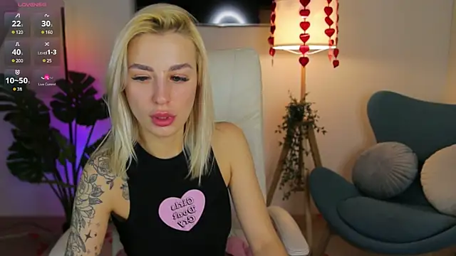 Snapshot of Crystal_Barbie chatting on February 25, 7:25 pm Crystal Barbie online show from February 25, 7:25 pm