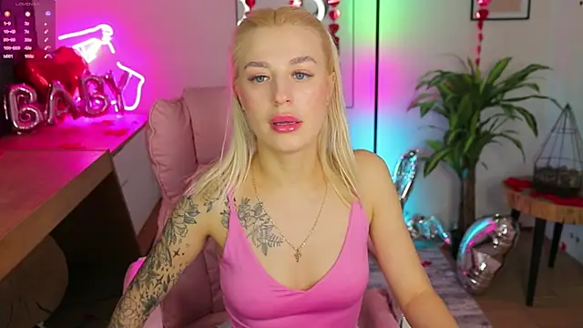Snapshot of Crystal_Barbie chatting on February 27, 10:42 pm Crystal Barbie online show from February 27, 10:42 pm