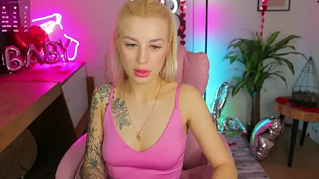 Snapshot of Crystal_Barbie chatting on February 28, 1:47 am Crystal Barbie online show from February 28, 1:47 am