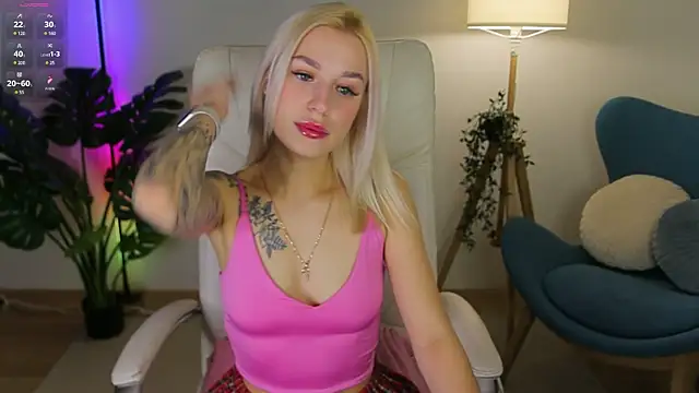 Snapshot of Crystal_Barbie chatting on March 3, 7:28 pm Crystal Barbie online show from March 3, 7:28 pm