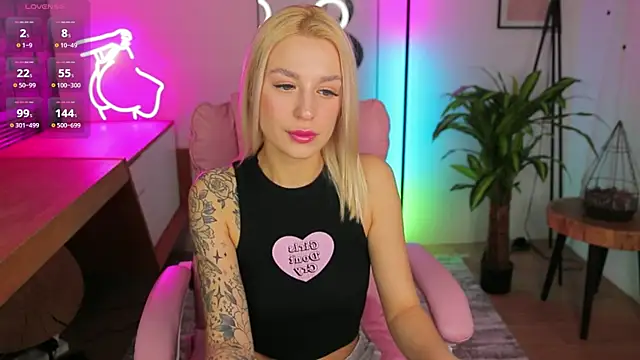 Snapshot of Crystal_Barbie chatting on March 4, 10:49 pm Crystal Barbie online show from March 4, 10:49 pm