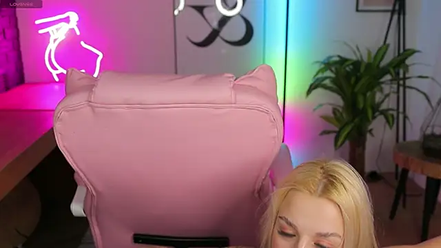 Snapshot of Crystal_Barbie chatting on March 5, 1:52 am Crystal Barbie online show from March 5, 1:52 am