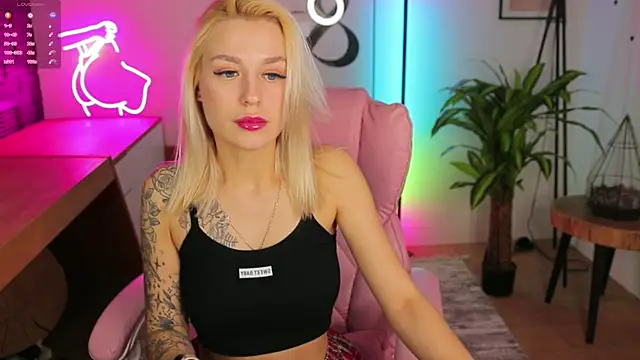 Snapshot of Crystal_Barbie chatting on March 9, 2:50 am Crystal Barbie online show from March 9, 2:50 am