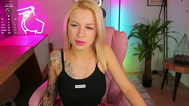 Snapshot of Crystal_Barbie chatting on March 9, 5:55 am Crystal Barbie online show from March 9, 5:55 am