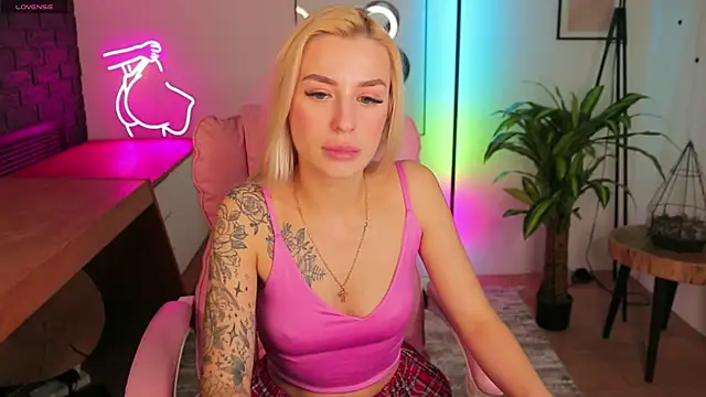 Snapshot of Crystal_Barbie chatting on March 18, 4:37 am Crystal Barbie online show from March 18, 4:37 am