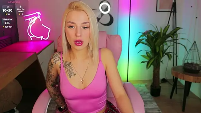 Snapshot of Crystal_Barbie chatting on March 18, 7:42 pm Crystal Barbie online show from March 18, 7:42 pm
