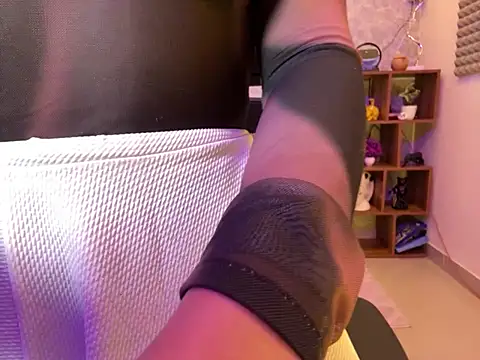 Snapshot of MidnightFlame chatting on February 5, 8:14 pm MidnightFlame online show from February 5, 8:14 pm