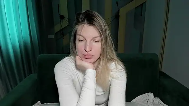 EmilyWalkeri online show from April 21, 6:52 am