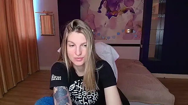 Snapshot of EmilyWalkeri chatting on May 25, 7:03 am EmilyWalkeri online show from May 25, 7:03 am