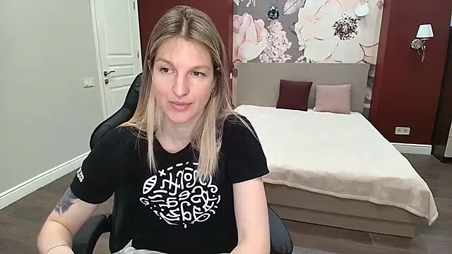Snapshot of EmilyWalkeri chatting on June 1, 6:59 am EmilyWalkeri online show from June 1, 6:59 am