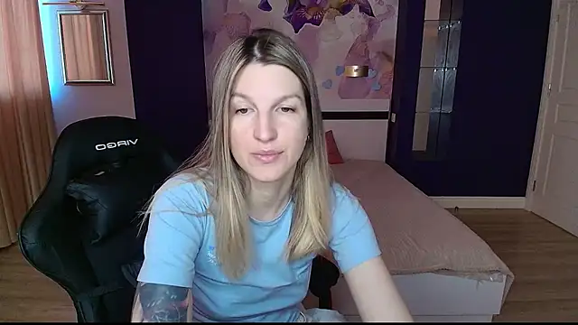 Snapshot of EmilyWalkeri chatting on June 17, 6:49 am EmilyWalkeri online show from June 17, 6:49 am