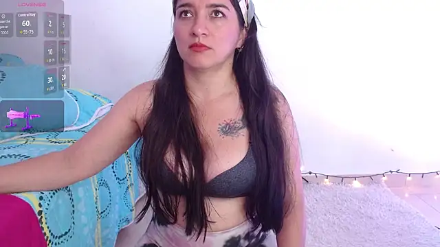 Snapshot of Emelyross_ chatting on May 11, 1:17 pm Emelyross online show from May 11, 1:17 pm