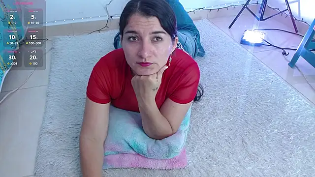 Snapshot of Emelyross_ chatting on June 9, 8:31 pm Emelyross online show from June 9, 8:31 pm