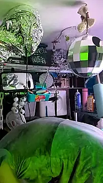 gurlnips online show from January 19, 1:04 pm