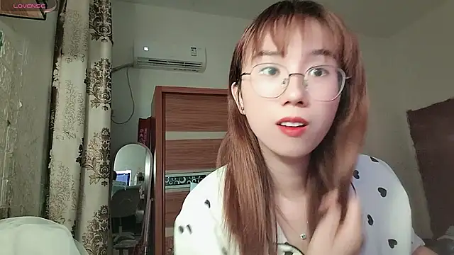 Snapshot of Lili_666 chatting on May 2, 4:12 pm Lili 666 online show from May 2, 4:12 pm