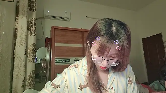 Snapshot of Lili_666 chatting on May 24, 3:50 pm Lili 666 online show from May 24, 3:50 pm