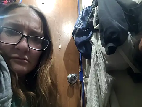 ILUV2TUCHMYKITTY online show from October 31, 11:11 am