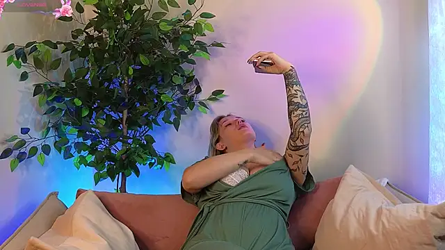 JessRosen online show from June 18, 3:40 am