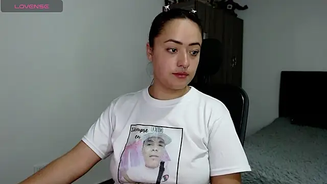 jjulietha95 online show from December 18, 5:13 am