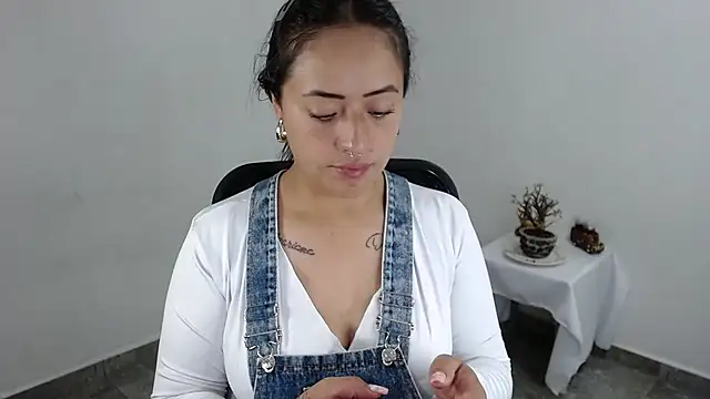 Snapshot of jjulietha95 chatting on April 28, 2:27 am jjulietha95 online show from April 28, 2:27 am