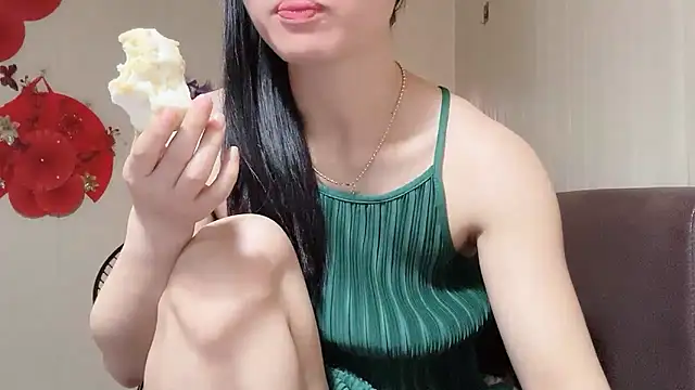 Snapshot of LinhChi_9x chatting on May 2, 1:21 am LinhChi 9x online show from May 2, 1:21 am