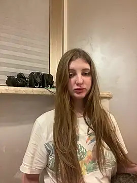 Snapshot of MollyDolle chatting on April 1, 5:43 pm MollyDolle online show from April 1, 5:43 pm