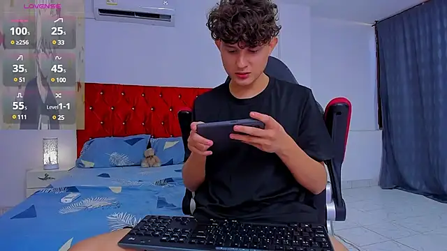 Snapshot of Nathan_Bluee chatting on December 18, 3:44 pm Nathan Bluee online show from December 18, 3:44 pm