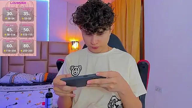 Snapshot of Nathan_Bluee chatting on February 13, 12:21 pm Nathan Bluee online show from February 13, 12:21 pm