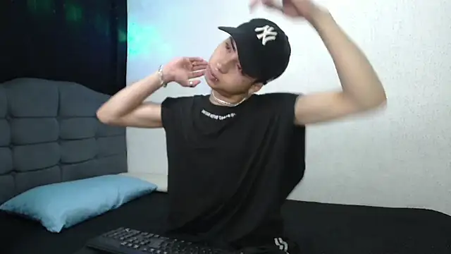 sexybat twink online show from January 23, 11:26 pm