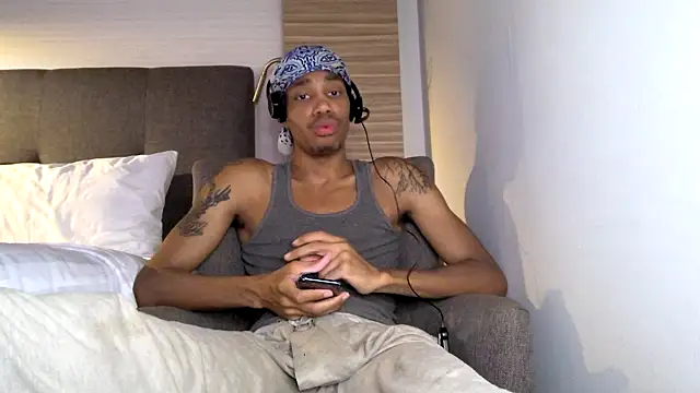 Snapshot of Skinnyblackman chatting on April 27, 11:58 pm Skinnyblackman online show from April 27, 11:58 pm