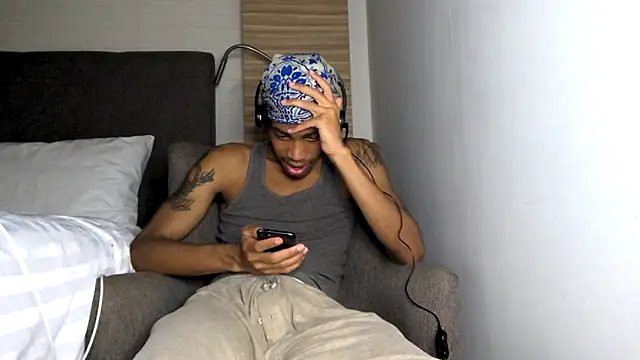 Snapshot of Skinnyblackman chatting on April 28, 4:39 am Skinnyblackman online show from April 28, 4:39 am