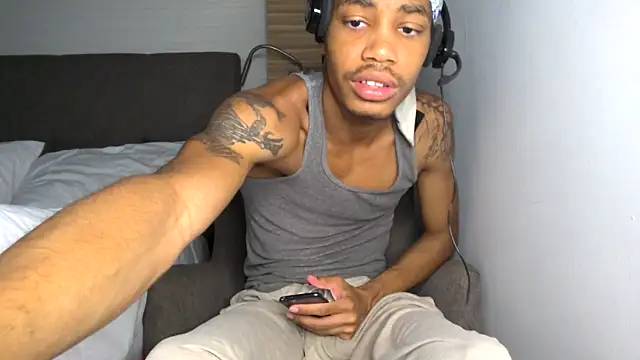 Snapshot of Skinnyblackman chatting on May 1, 1:10 am Skinnyblackman online show from May 1, 1:10 am