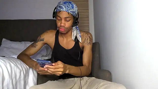 Snapshot of Skinnyblackman chatting on May 2, 12:48 am Skinnyblackman online show from May 2, 12:48 am