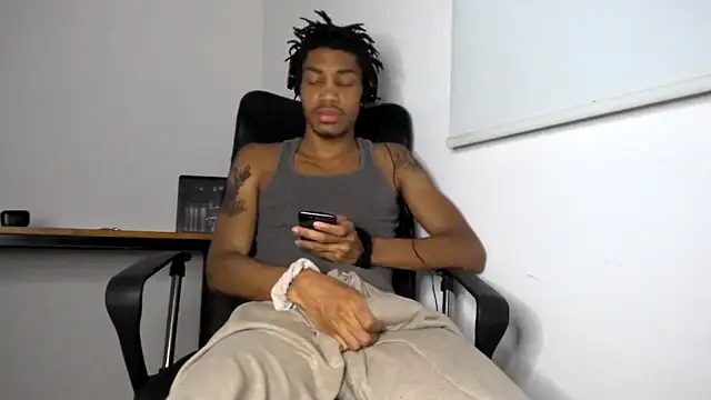 Snapshot of Skinnyblackman chatting on May 17, 6:44 am Skinnyblackman online show from May 17, 6:44 am