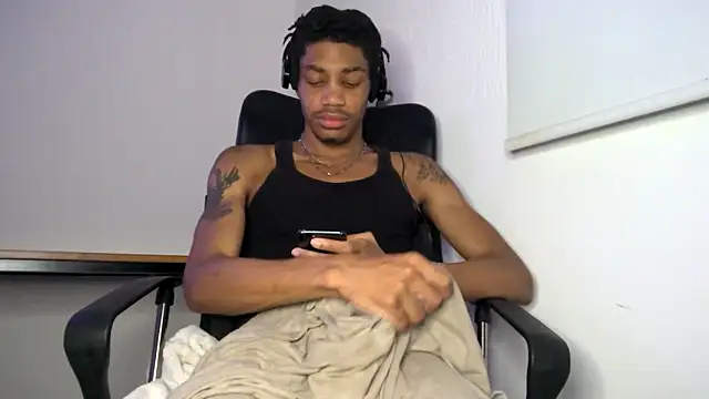 Snapshot of Skinnyblackman chatting on May 19, 5:14 am Skinnyblackman online show from May 19, 5:14 am