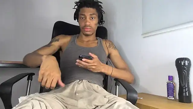 Snapshot of Skinnyblackman chatting on May 22, 4:19 am Skinnyblackman online show from May 22, 4:19 am
