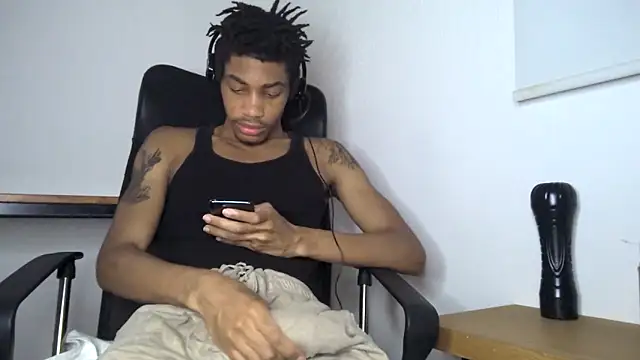 Snapshot of Skinnyblackman chatting on May 24, 4:50 am Skinnyblackman online show from May 24, 4:50 am