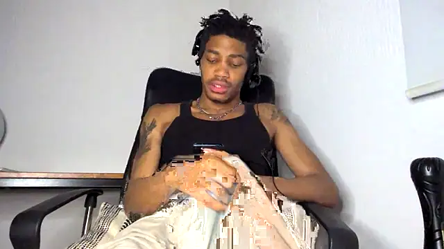 Snapshot of Skinnyblackman chatting on May 28, 4:10 am Skinnyblackman online show from May 28, 4:10 am