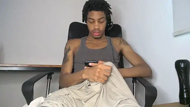 Snapshot of Skinnyblackman chatting on May 30, 11:35 pm Skinnyblackman online show from May 30, 11:35 pm