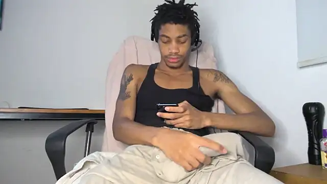 Snapshot of Skinnyblackman chatting on June 8, 6:14 am Skinnyblackman online show from June 8, 6:14 am