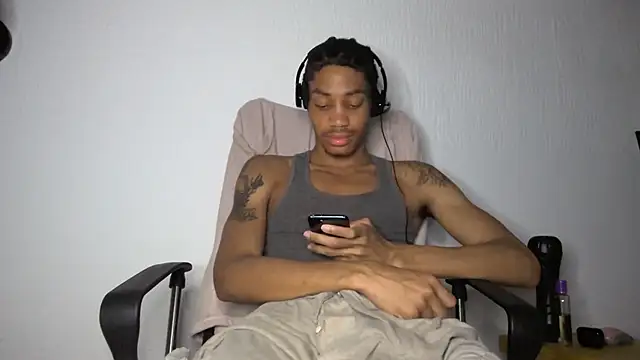 Snapshot of Skinnyblackman chatting on June 10, 5:18 am Skinnyblackman online show from June 10, 5:18 am