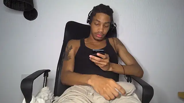 Snapshot of Skinnyblackman chatting on June 13, 4:43 am Skinnyblackman online show from June 13, 4:43 am