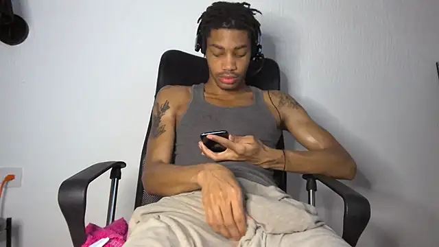 Snapshot of Skinnyblackman chatting on July 4, 2:40 am Skinnyblackman online show from July 4, 2:40 am