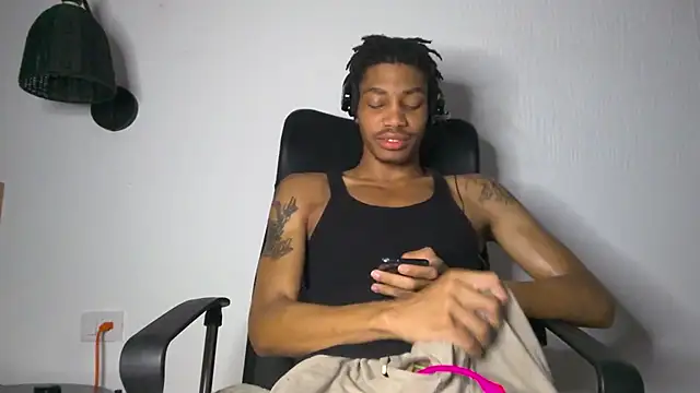 Snapshot of Skinnyblackman chatting on July 9, 2:15 am Skinnyblackman online show from July 9, 2:15 am